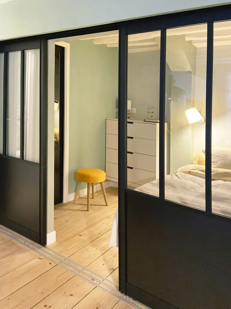 Appartement parisien vert et noir rénové par Interface Design