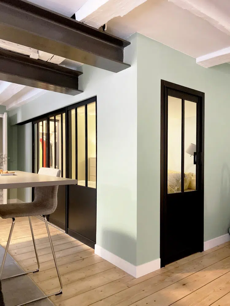 Appartement parisien vert et noir rénové par Interface Design