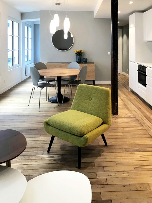 Coin détente vert dans un appartement pied à terre parisien rénové par Interface Design
