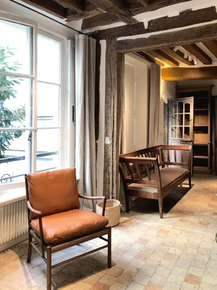 Fauteuil dans un appartement parisien rénové par Interface Design