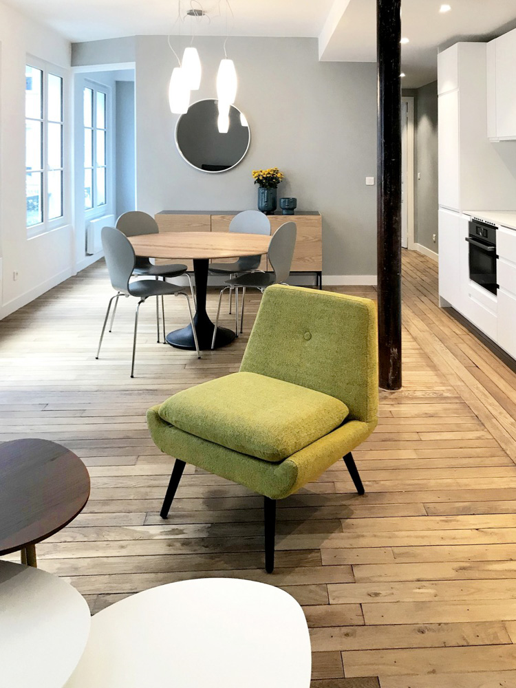 Coin détente vert dans un appartement pied à terre parisien rénové par Interface Design