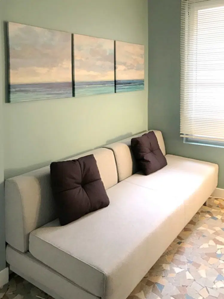 Canapé dans un appartement parisien rénové par Interface Design