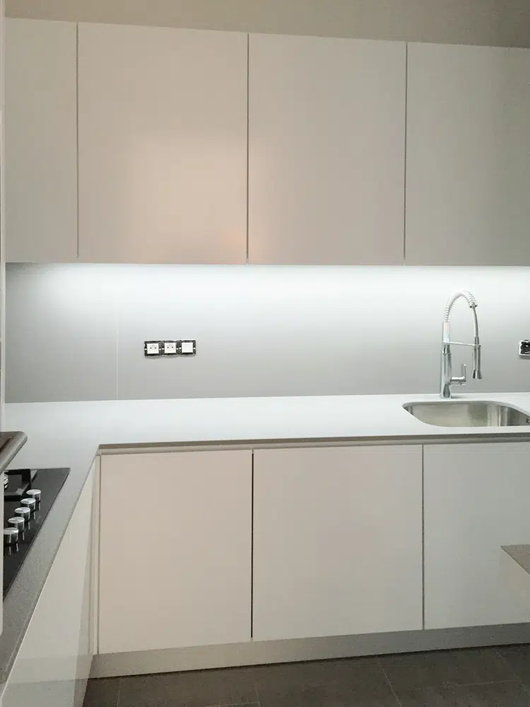 Cuisine équipée moderne lumineuse dans un appartement parisien rénové par Interface Design