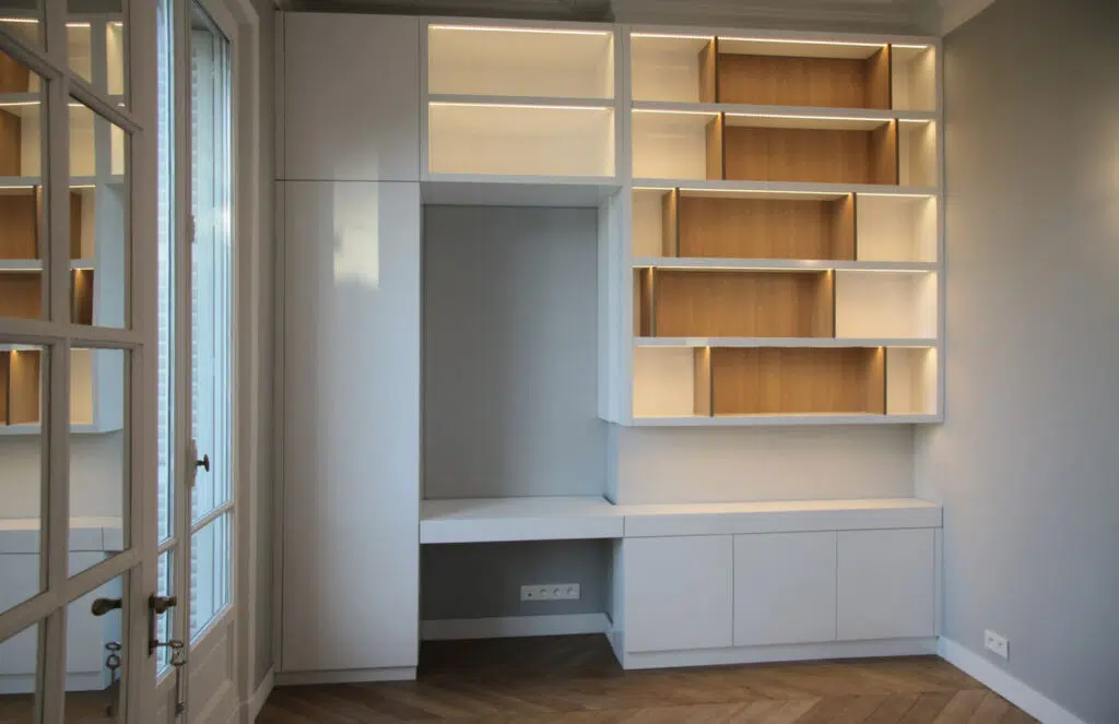 Rangement blanc et bois lumineux dans un appartement parisien rénové par Interface Design