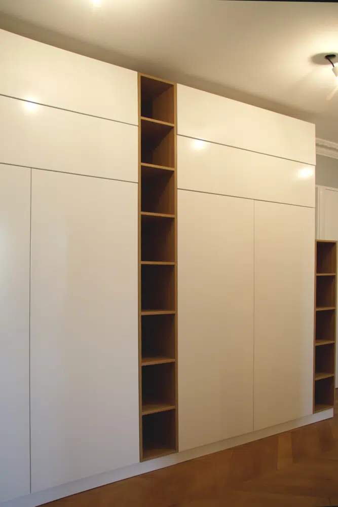Rangement blanc et bois lumineux dans un appartement parisien rénové par Interface Design