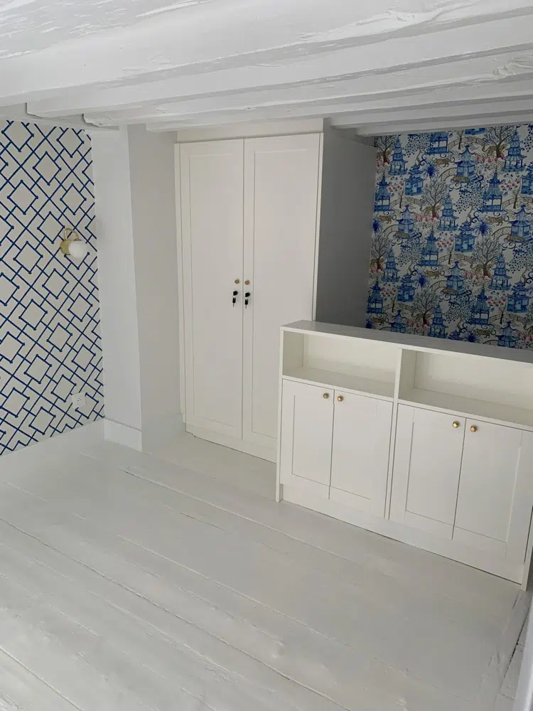 Appartement pied à terre parisien blanc et bleu  rénové par Interface Design