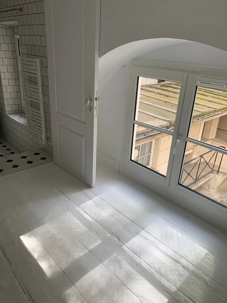 Fenêtre blanche dans un appartement pied à terre parisien rénové par Interface Design