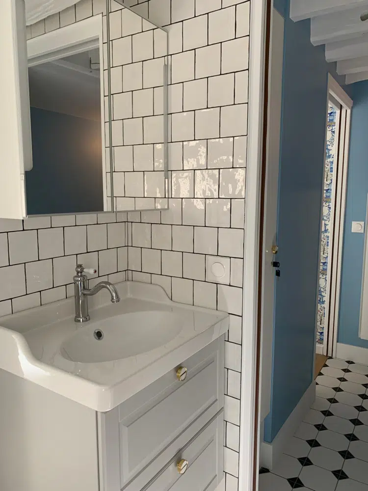 Salle d'eau Appartement pied à terre parisien blanc et bleu  rénové par Interface Design
