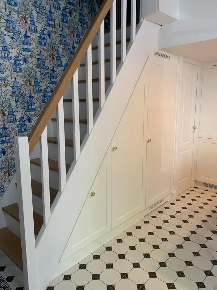 Escalier dans un appartement pied à terre parisien rénové par Interface Design