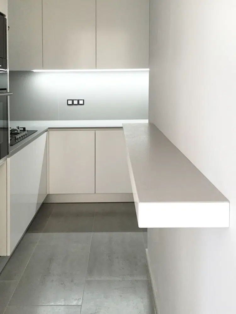 Cuisine équipée moderne lumineuse dans un appartement parisien rénové par Interface Design