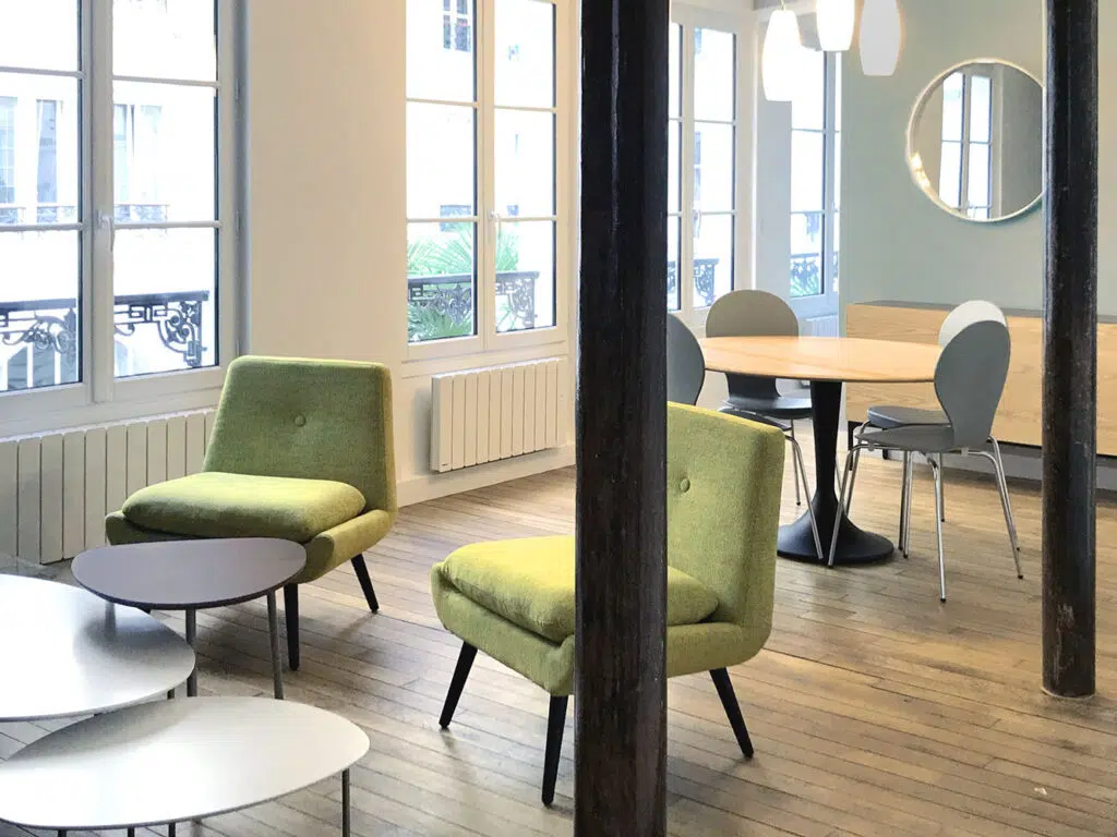 Coin détente vert dans un appartement pied à terre parisien rénové par Interface Design