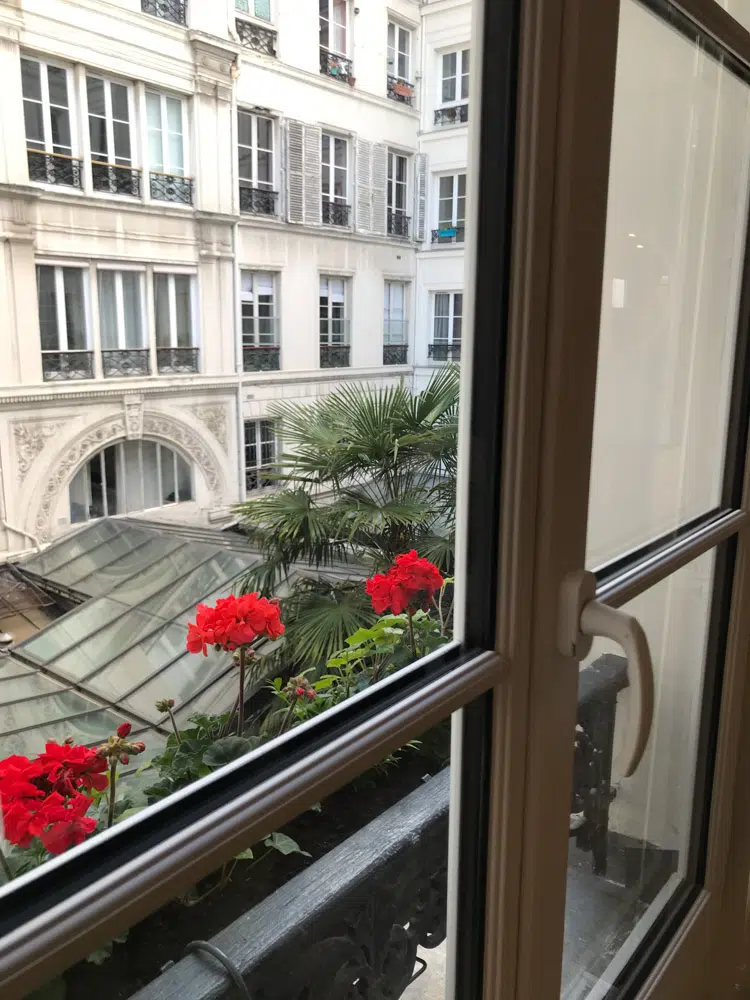 Vu par la fenêtre d'un appartement pied à terre parisien rénové par Interface Design