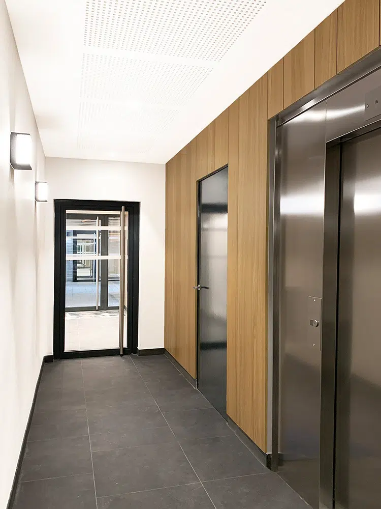 Modern anthracite wood entrance hall designed by Interface design for a promoter