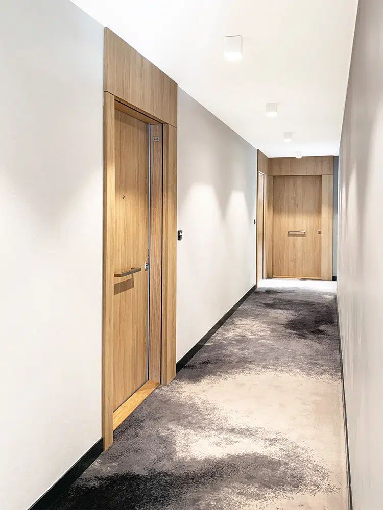 Hall d'entrée anthracite bois moderne et designé par Interface design pour un promoteur