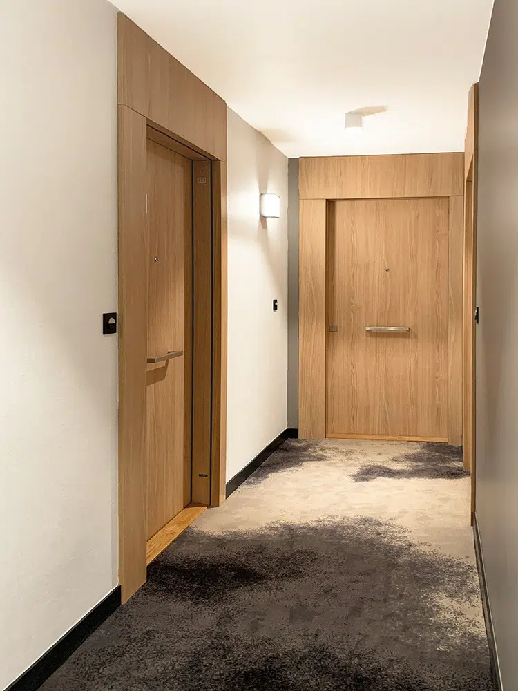 Hall d'entrée anthracite bois moderne et designé par Interface design pour un promoteur
