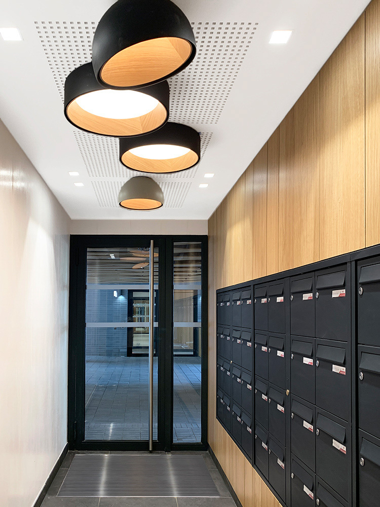 Hall d'entrée anthracite bois moderne et designé par Interface design pour un promoteur