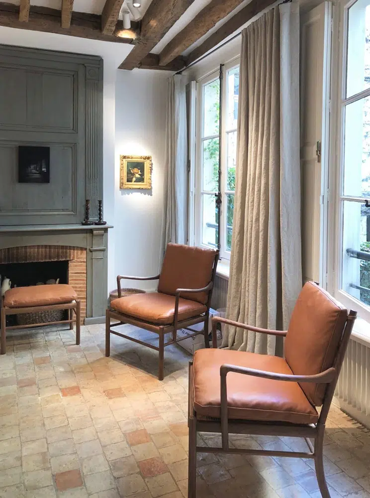 Fauteuil dans un appartement parisien rénové par Interface Design
