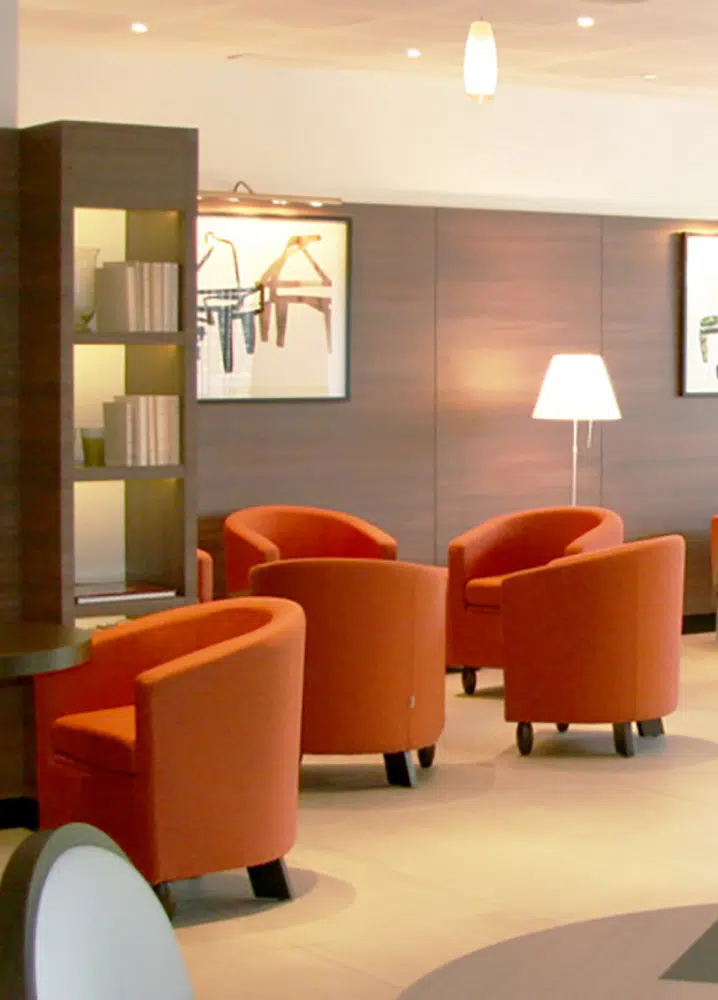 Coin détente fauteuil orange designé dans une résidence service par Interface Design