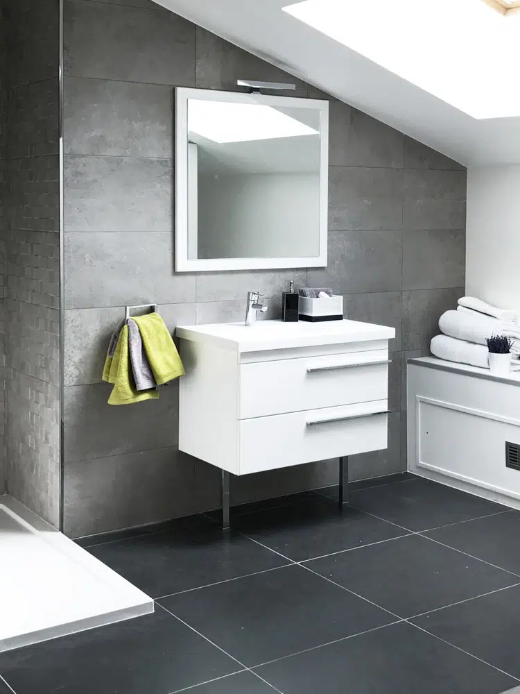 Lave-mains et miroir dans un showroom aménagé par Interface design